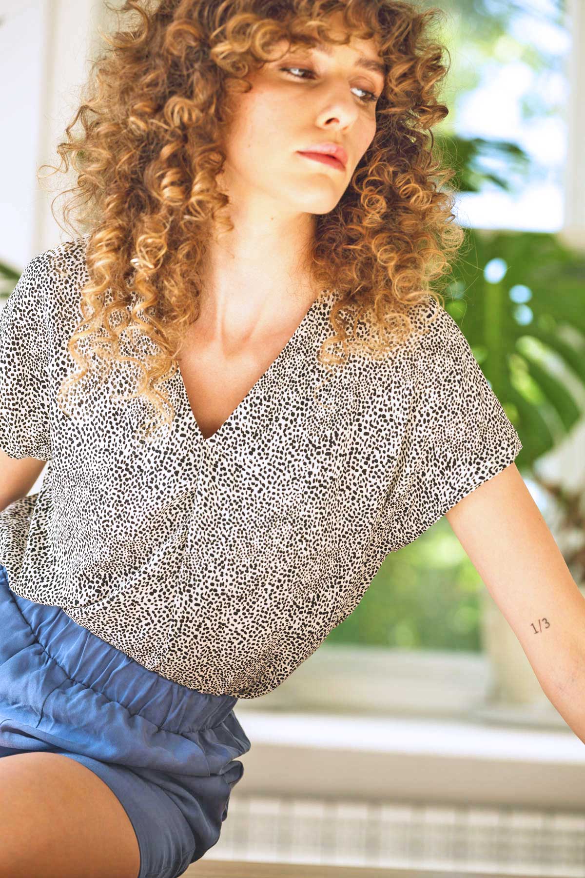 Gemusterte Sommerbluse BEAT Dots aus ECOVERO® mit kurzen Ärmeln und lockerem Fall