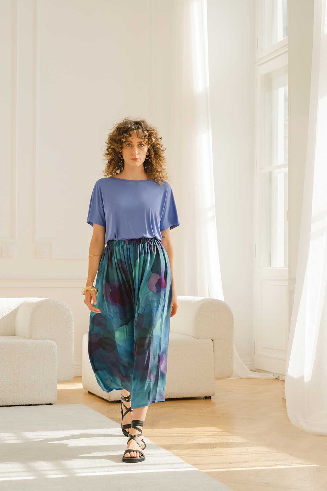 Wadenlanger Rock CYLIP Dark Clouds aus ECOVERO mit fließendem Print in Blau- und Türkistönen