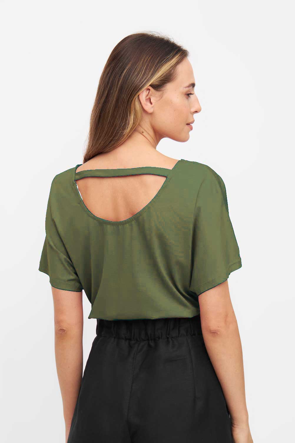 Rückenfreies Shirt FARI khaki aus TENCEL Lyocell mit tiefem Rückenausschnitt und lockerem Schnitt