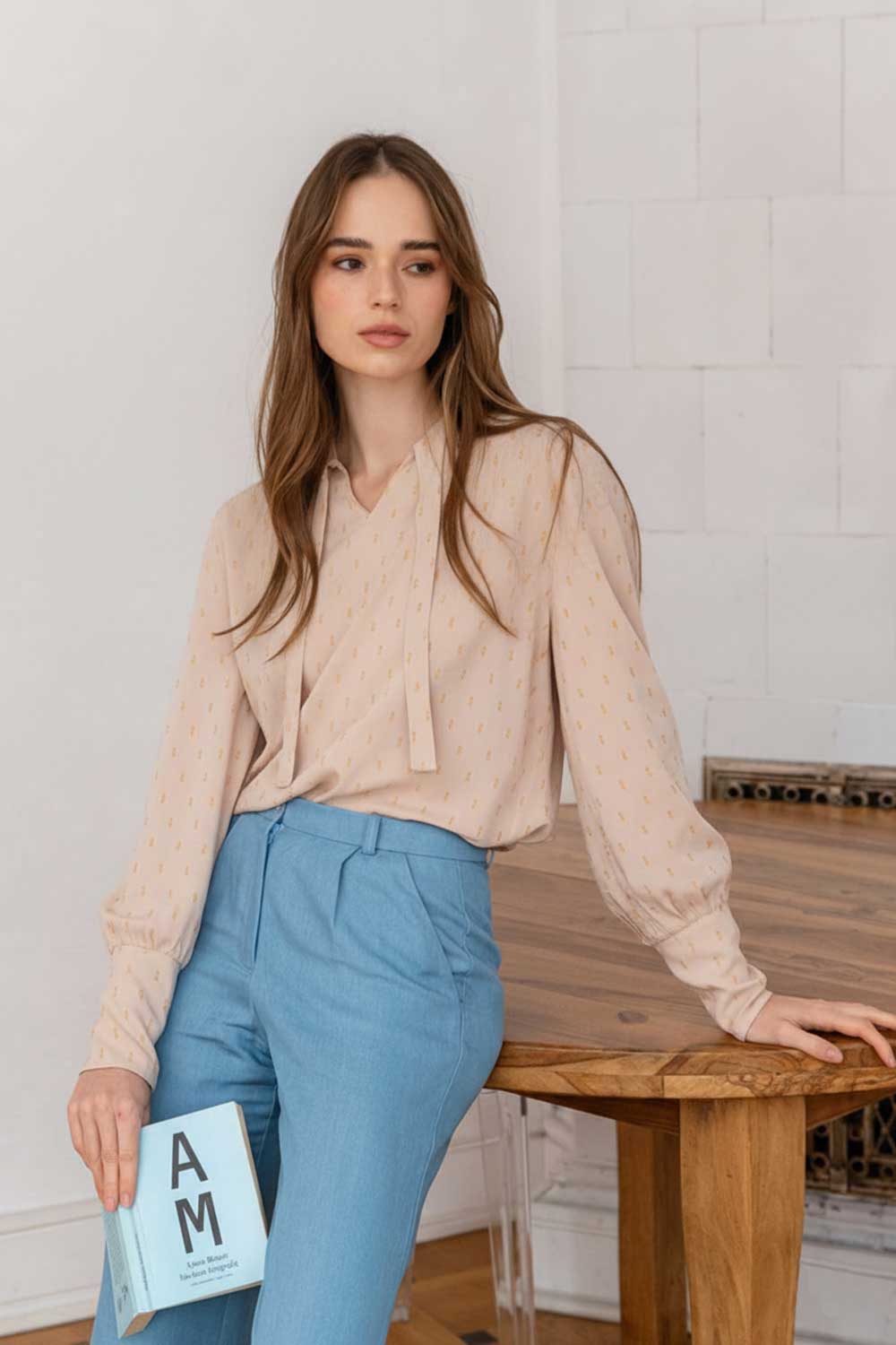 Bluse BANDA natur-gold aus Ramie mit goldenen Akzenten, Schluppenbluse mit Stehkragen