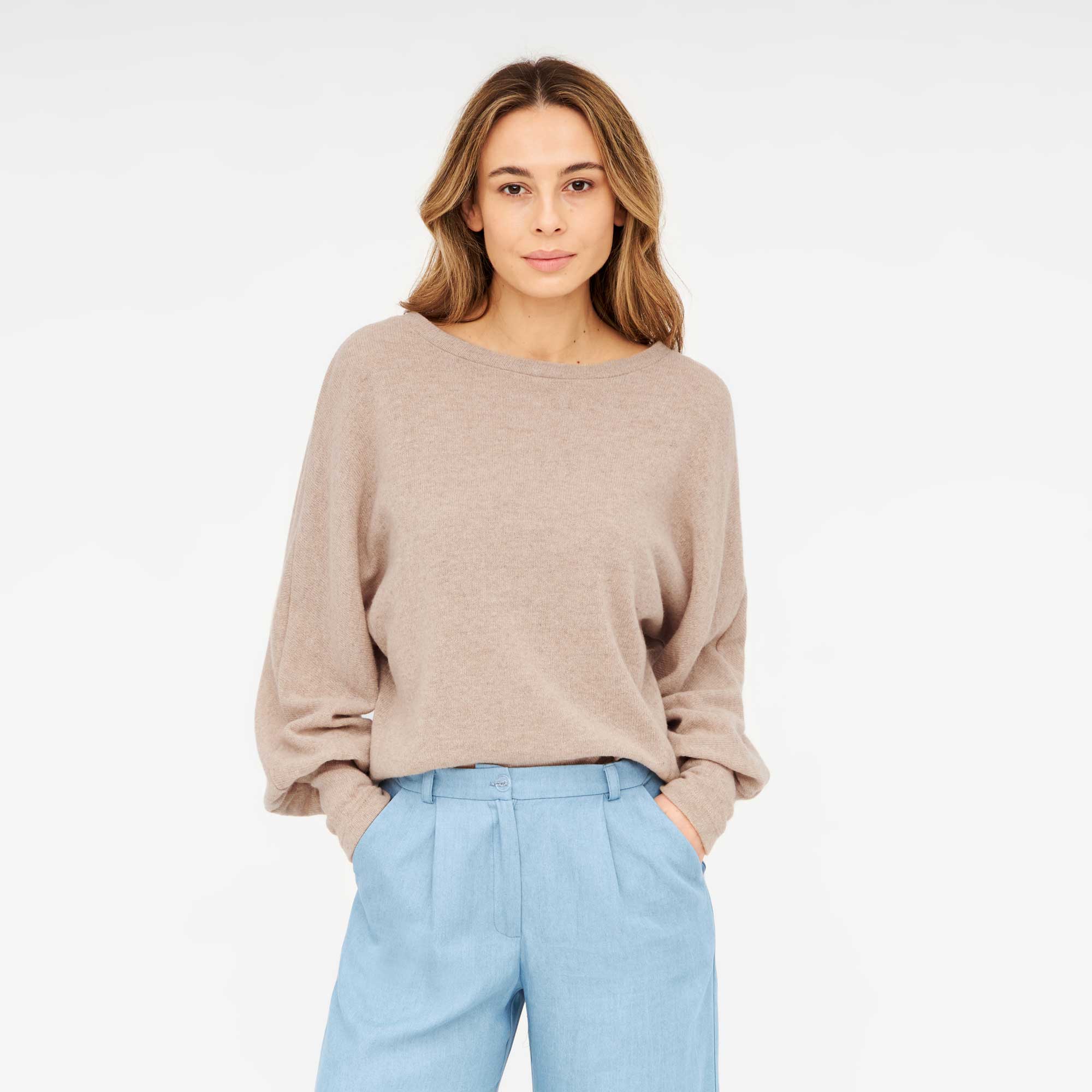 Pullover BOXI beige aus recycelter Wolle – Damen Strickpullover mit Puffärmeln, nachhaltig produziert, weich und warm.
