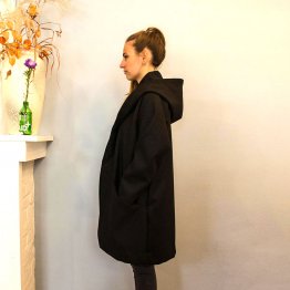 schwarzer Oversize Mantel mit großer Kapuze und Gürtel