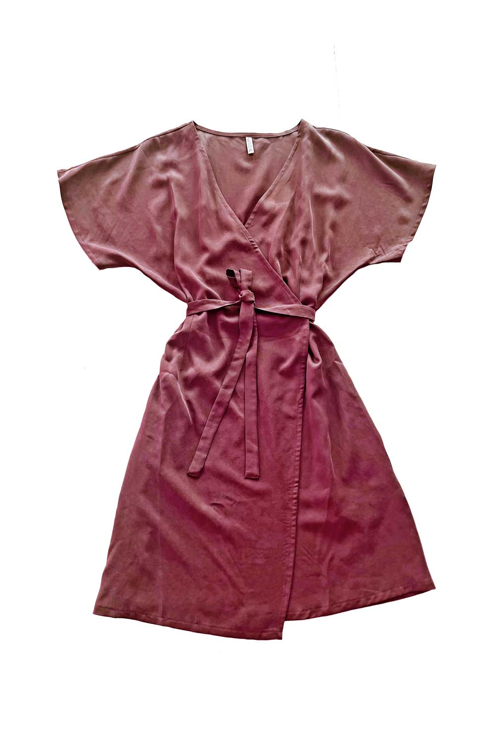 Wickelkleid aus Tencel in Beere mit halblangen weiten Kimono-Ärmeln