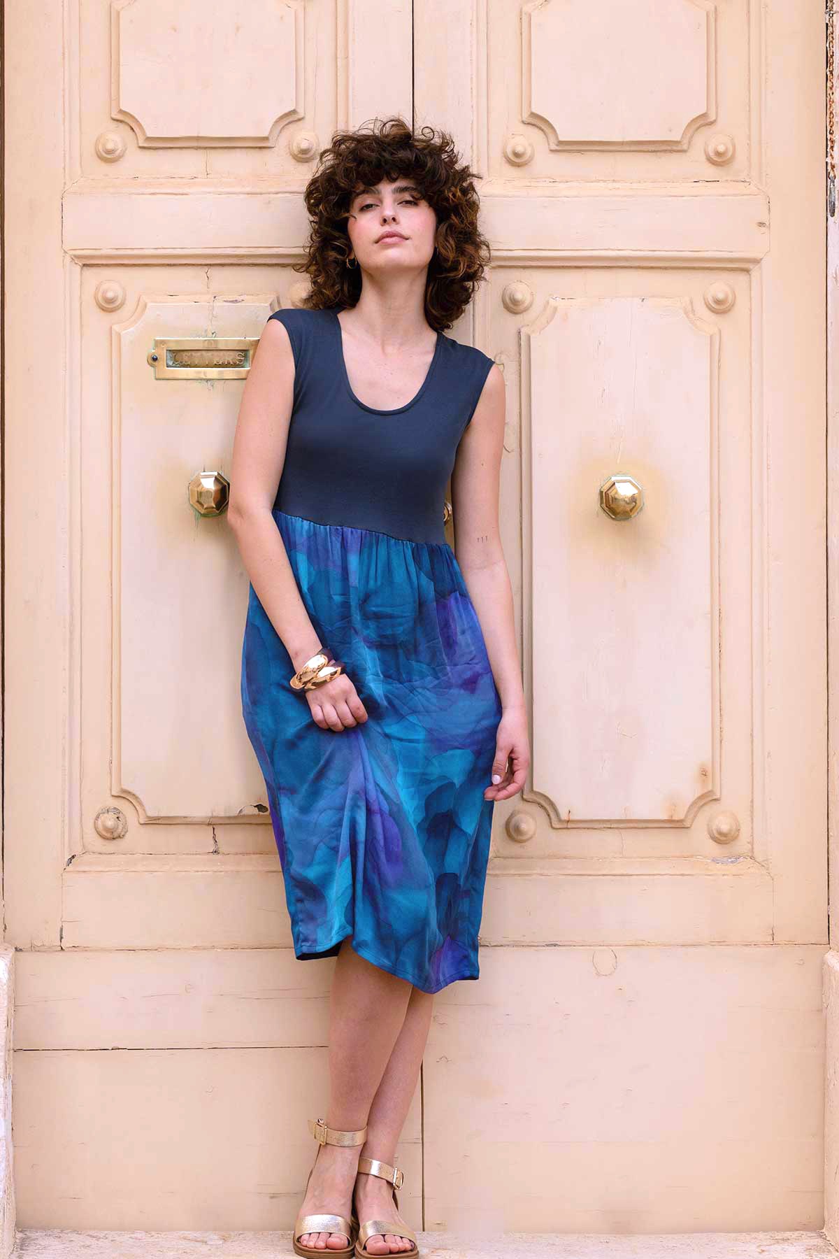 Kleid MIXMA Navy Clouds aus ECOVERO® mit Jersey-Oberteil und bedrucktem Rock