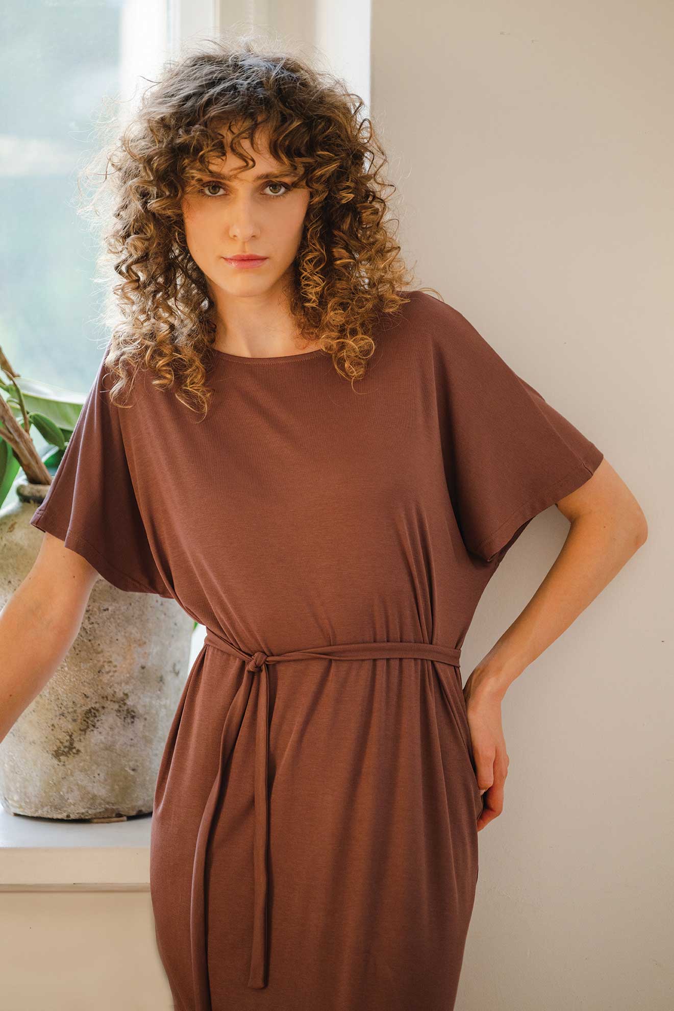 Shirtkleid FARLO II in Mocha aus TENCEL® mit Rückenausschnitt und Gürtel