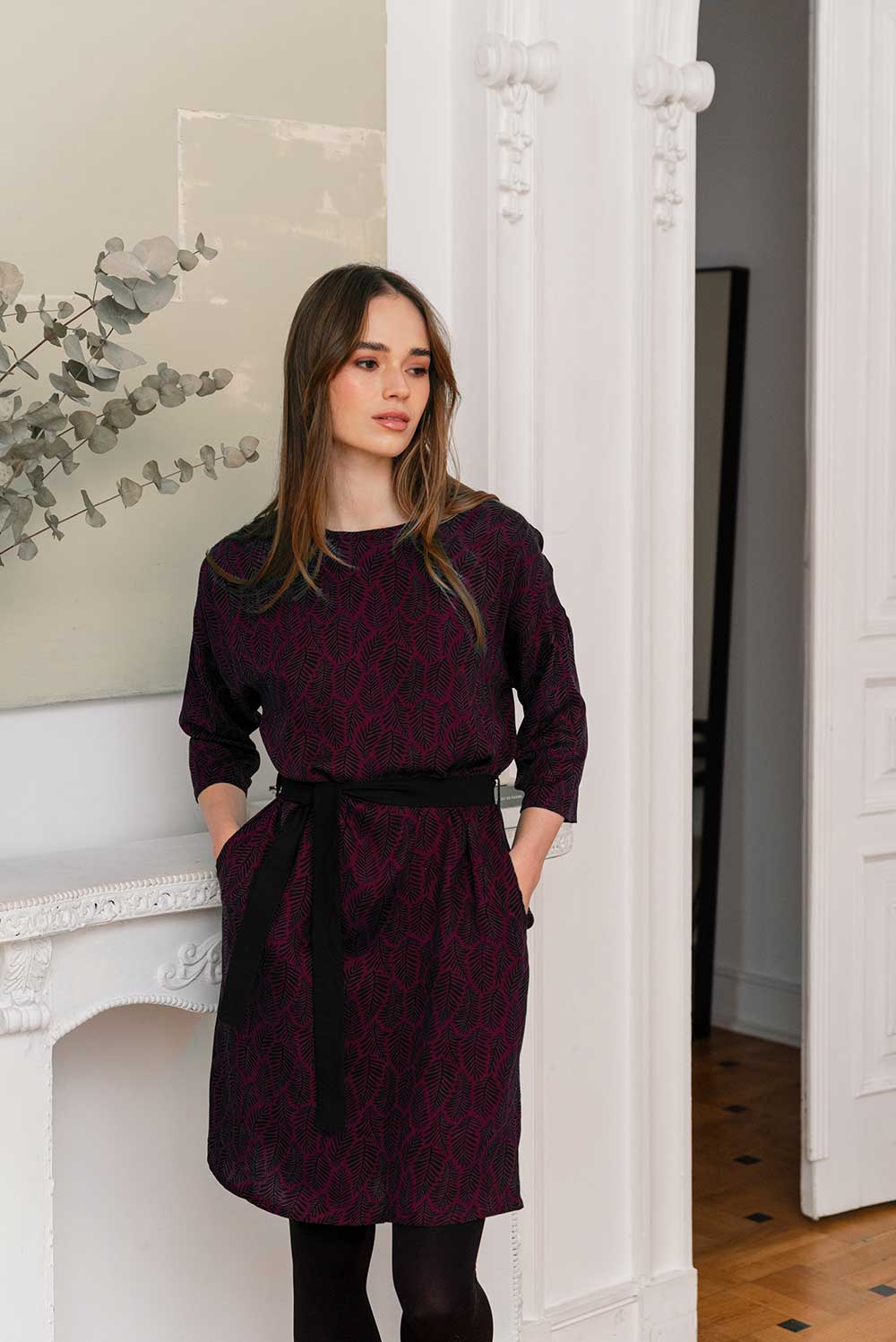 Kleid PURA in Beere mit schwarzem Blumenmuster aus ECOVERO® – nachhaltiges Damen-Schlupfkleid mit Gürtel und Taschen, fair produziert.