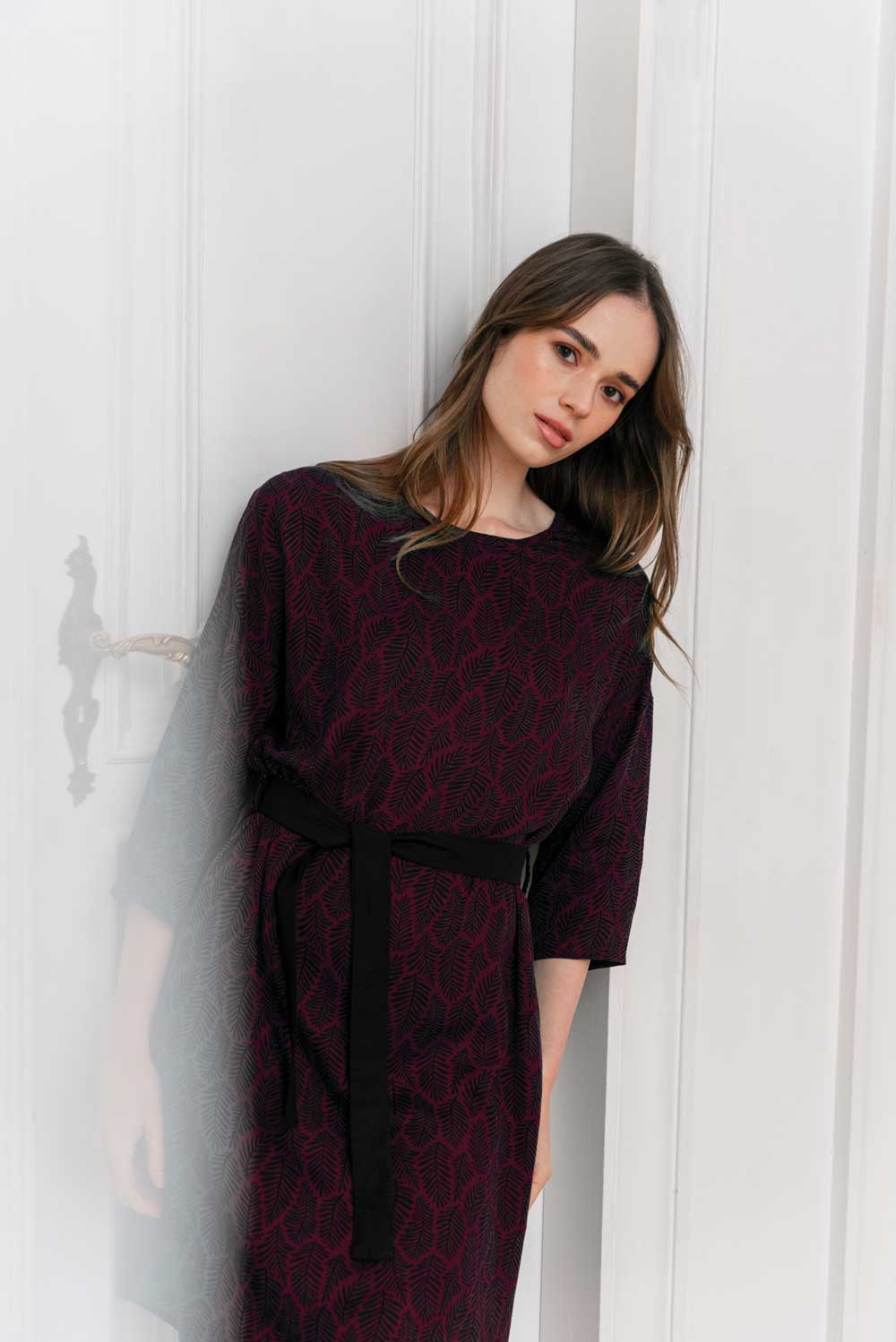 Kleid PURA in Beere mit schwarzem Blumenmuster aus ECOVERO® – nachhaltiges Damen-Schlupfkleid mit Gürtel und Taschen, fair produziert.