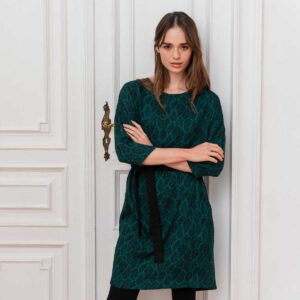 Kleid PURA in Petrol mit schwarzem Blattmuster aus ECOVERO® – nachhaltiges Damenkleid mit Gürtel und Taschen, fair produziert.