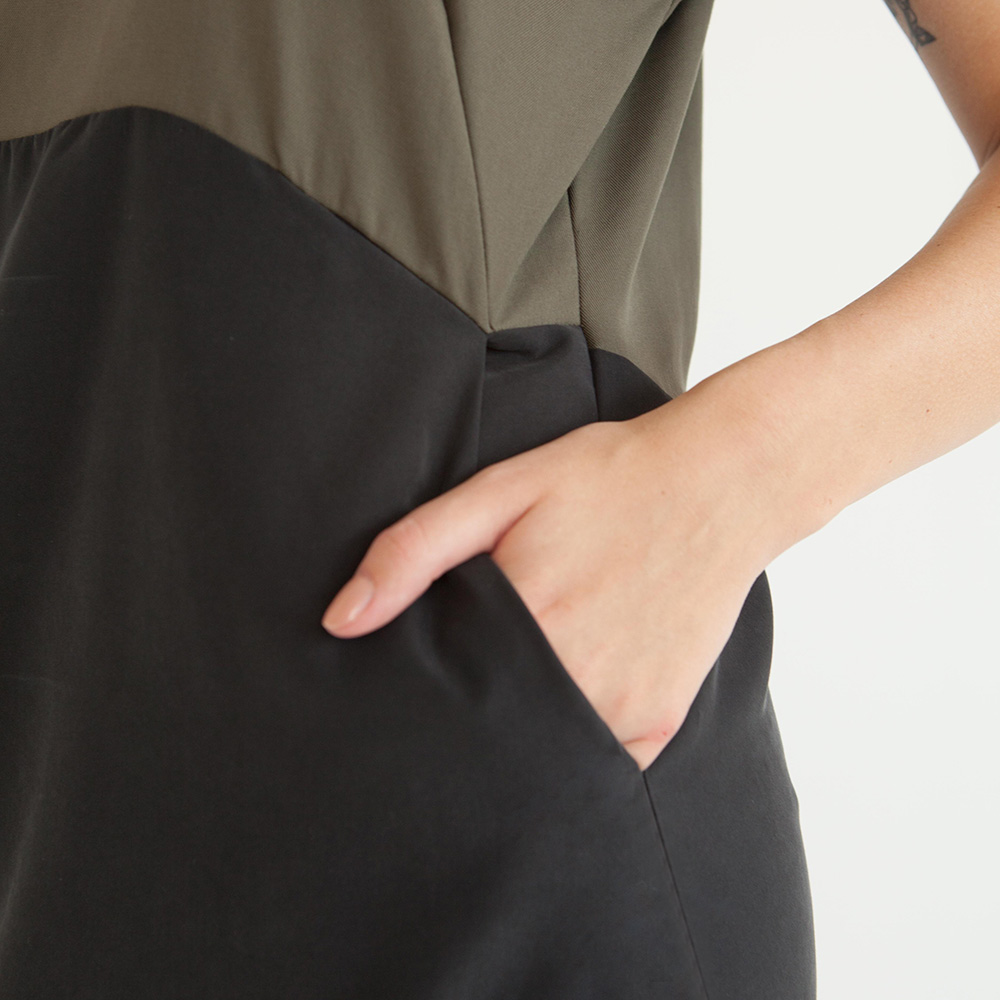 Zweifarbiges Schlupfkleid in Khaki/Schwarz aus nachhaltigem Tencel. Detail: Kleid mit Taschen.