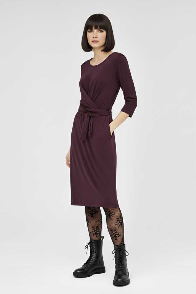 Jerseykleid SLINGA in Beere – nachhaltiges Midikleid mit Wickeleffekt und Bindegürtel aus Bio-Baumwolle