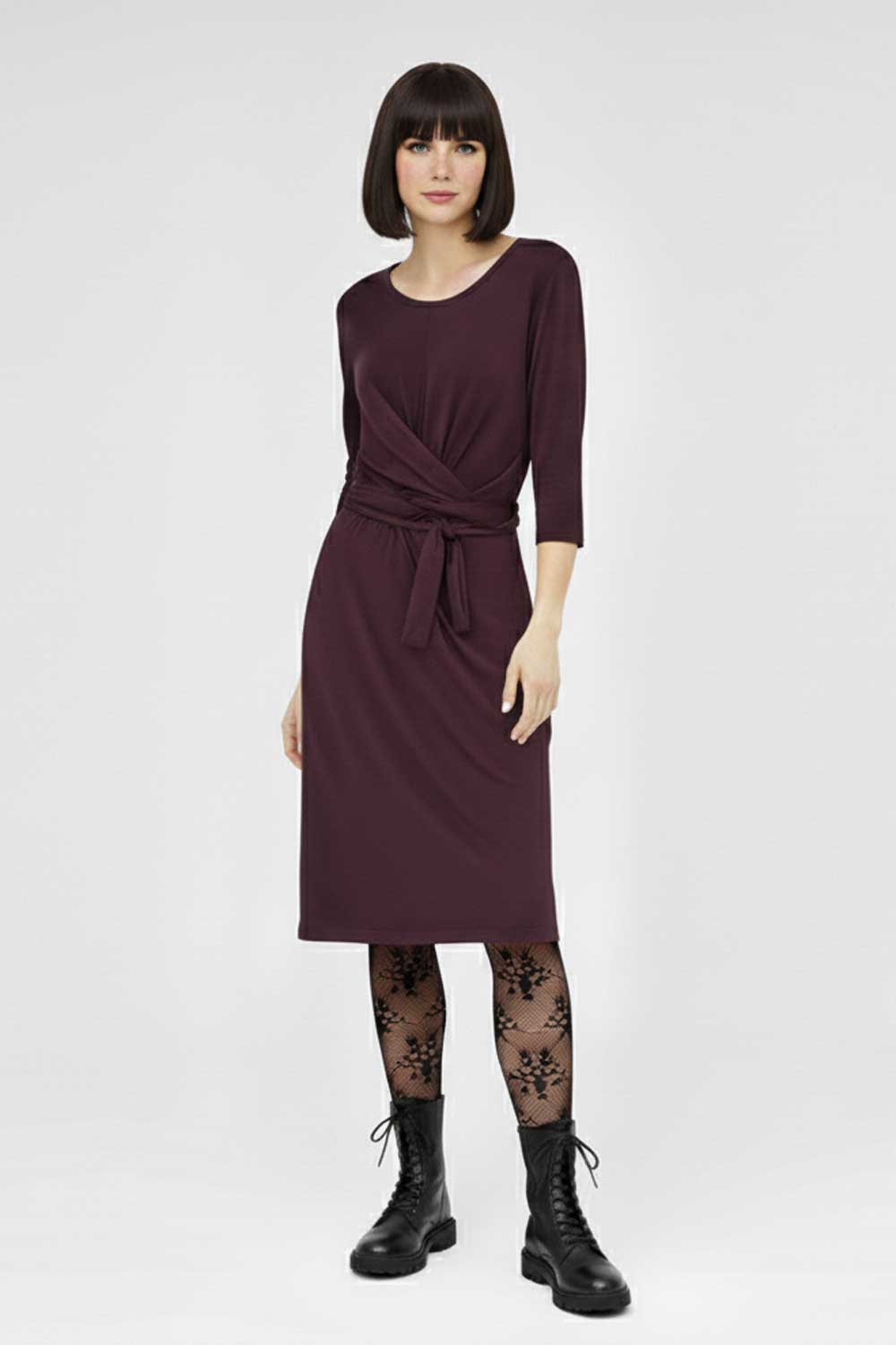 Jerseykleid SLINGA in Beere – nachhaltiges Midikleid mit Wickeleffekt und Bindegürtel aus Bio-Baumwolle
