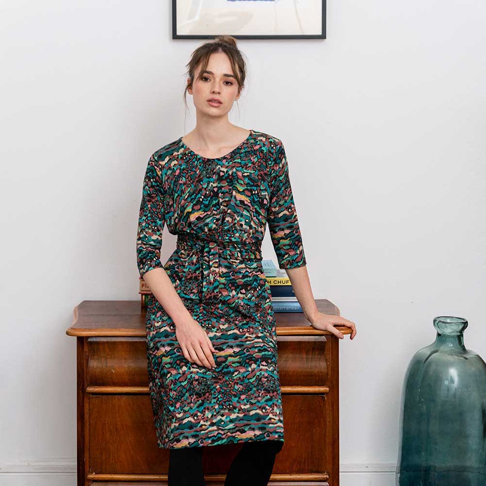 Gemustertes Jerseykleid aus ECOVERO® Jersey mit V-Ausschnitt, 2/3-Ärmeln, ausgestelltem Rock und Bindegürtel – fair produziert in Polen
