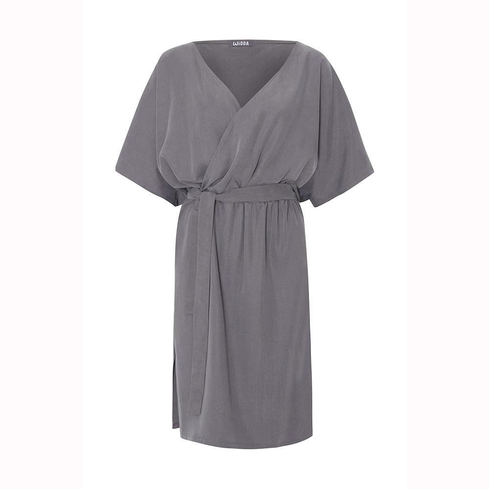 Graues Kleid mit weiten Kimonoärmeln und übereinander geschlagenem Oberteil. Fair produziert aus nachhaltigem Tencel