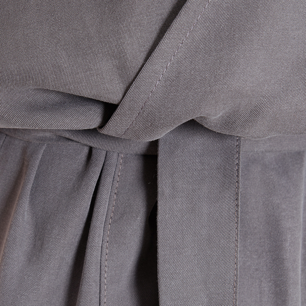 Graues Kleid mit weiten Kimonoärmeln und übereinander geschlagenem Oberteil. Fair produziert aus nachhaltigem Tencel
