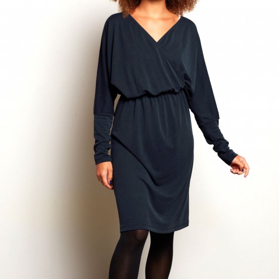 Jerseykleid mit knielangem Rock aus Modal in Dunkelblau mit lässig weitem Oberteil vorn übereinandergeschlagen und schmal zulaufenden Ärmeln.