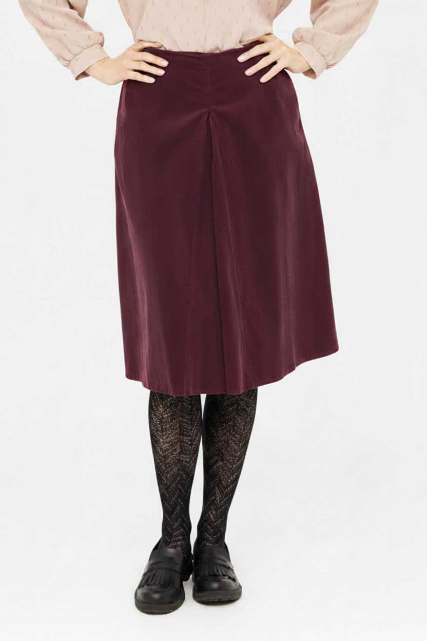 beerefarbener Cordrock aus Baumwolle mit Kellerfalte vorn.