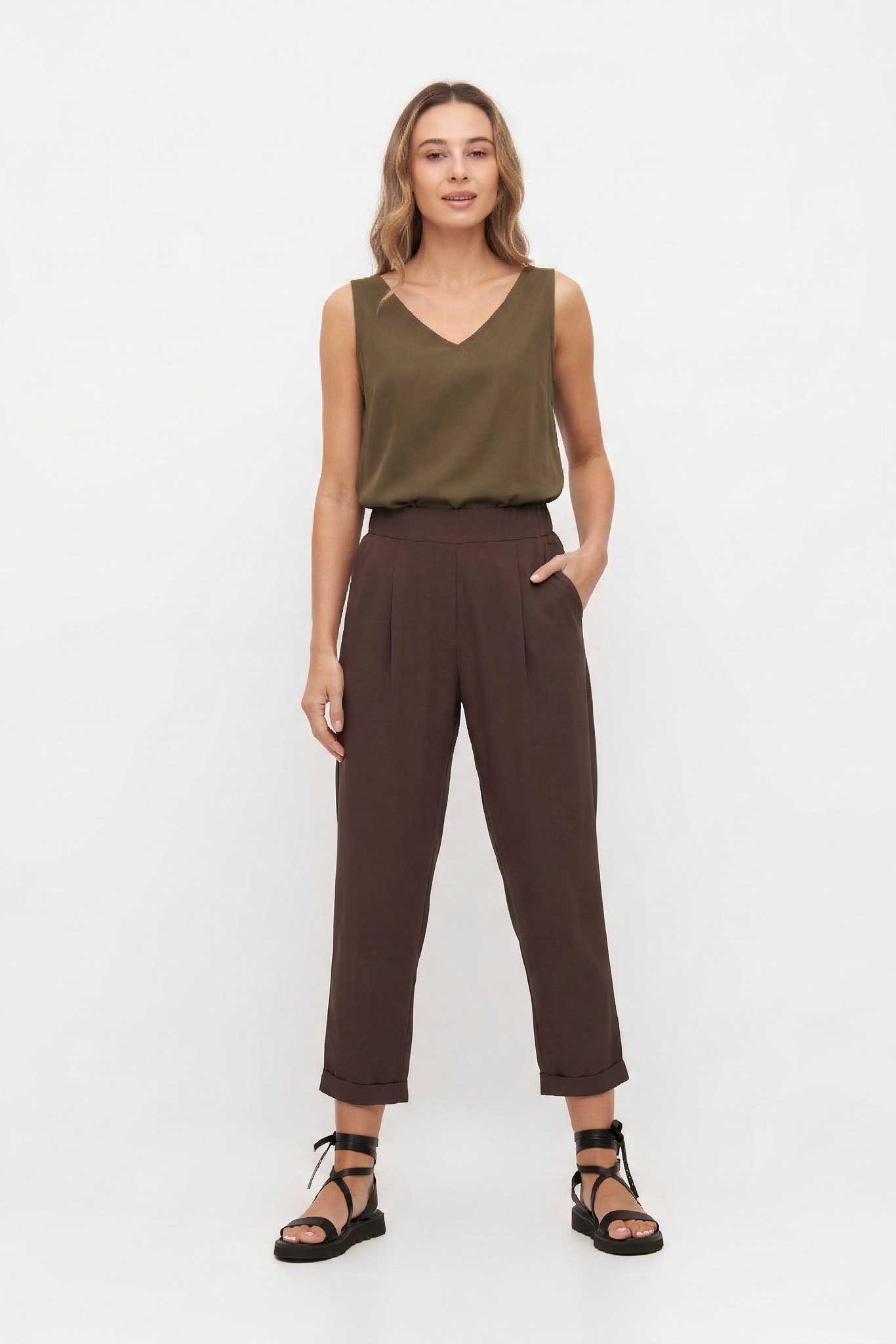 Bundfaltenhose JUPP mit elastischem breiten Bund und Hosenaufschlägen in der Farbe Taupe aus Tencel