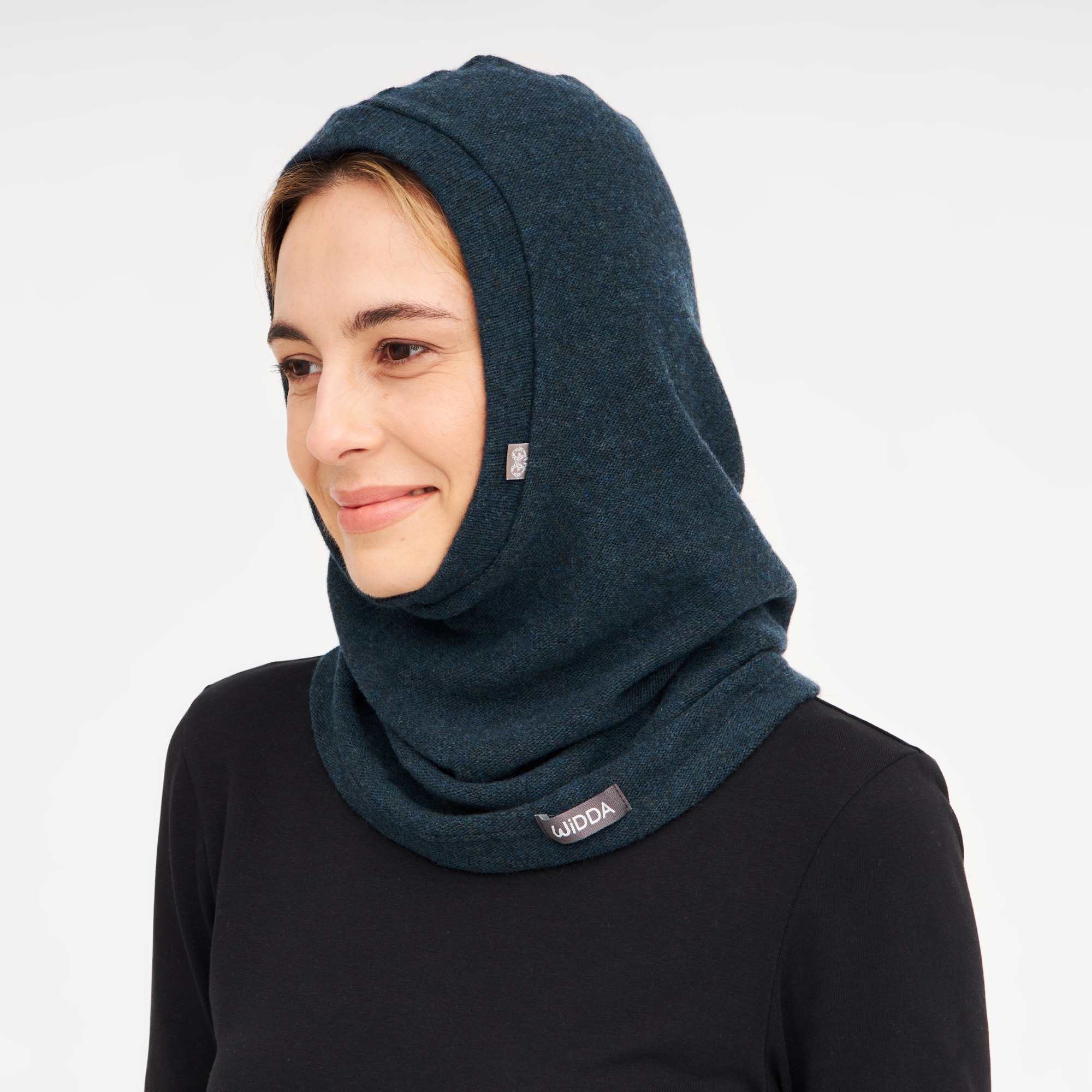 Balaklava SNOOD aus recycelter Wolle – nachhaltige Winterhaube & Loop-Schal in einem, in Rot, Schwarz, Petrol & Beige erhältlich.
