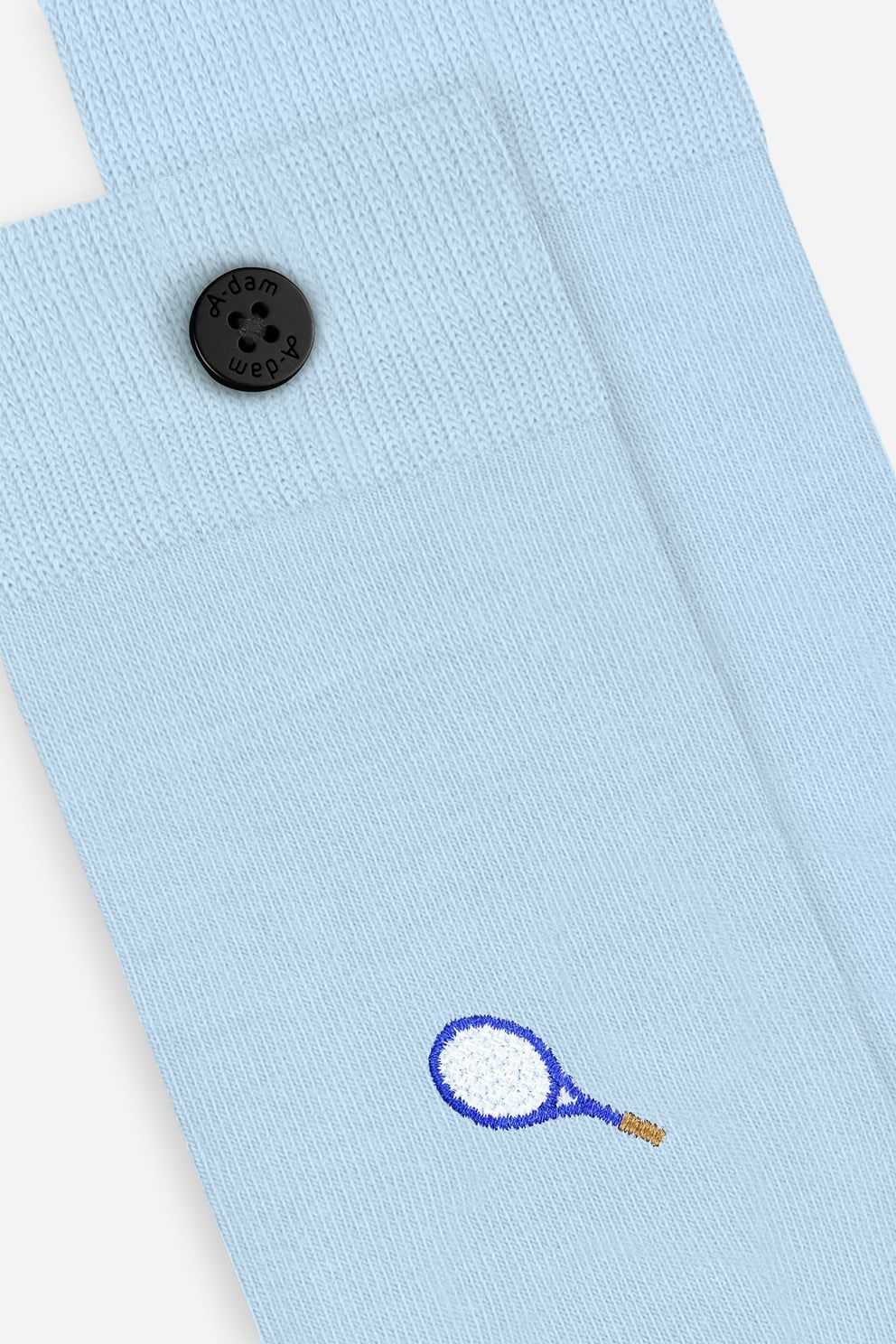 Detailaufnahme Tennisschläger-Stickerei auf hellblauen A-dam Socken