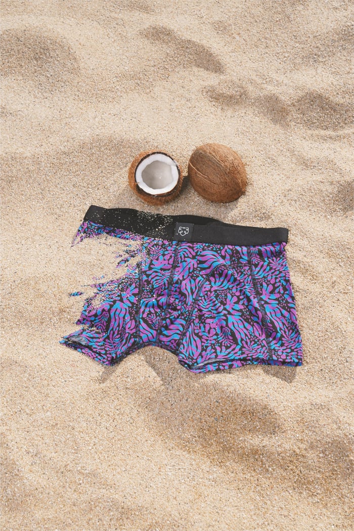 A-dam Boxer Briefs Black Leafs – nachhaltige Herrenunterhose aus Bio-Baumwolle mit floralem Blätter Motiv in lila schwarz