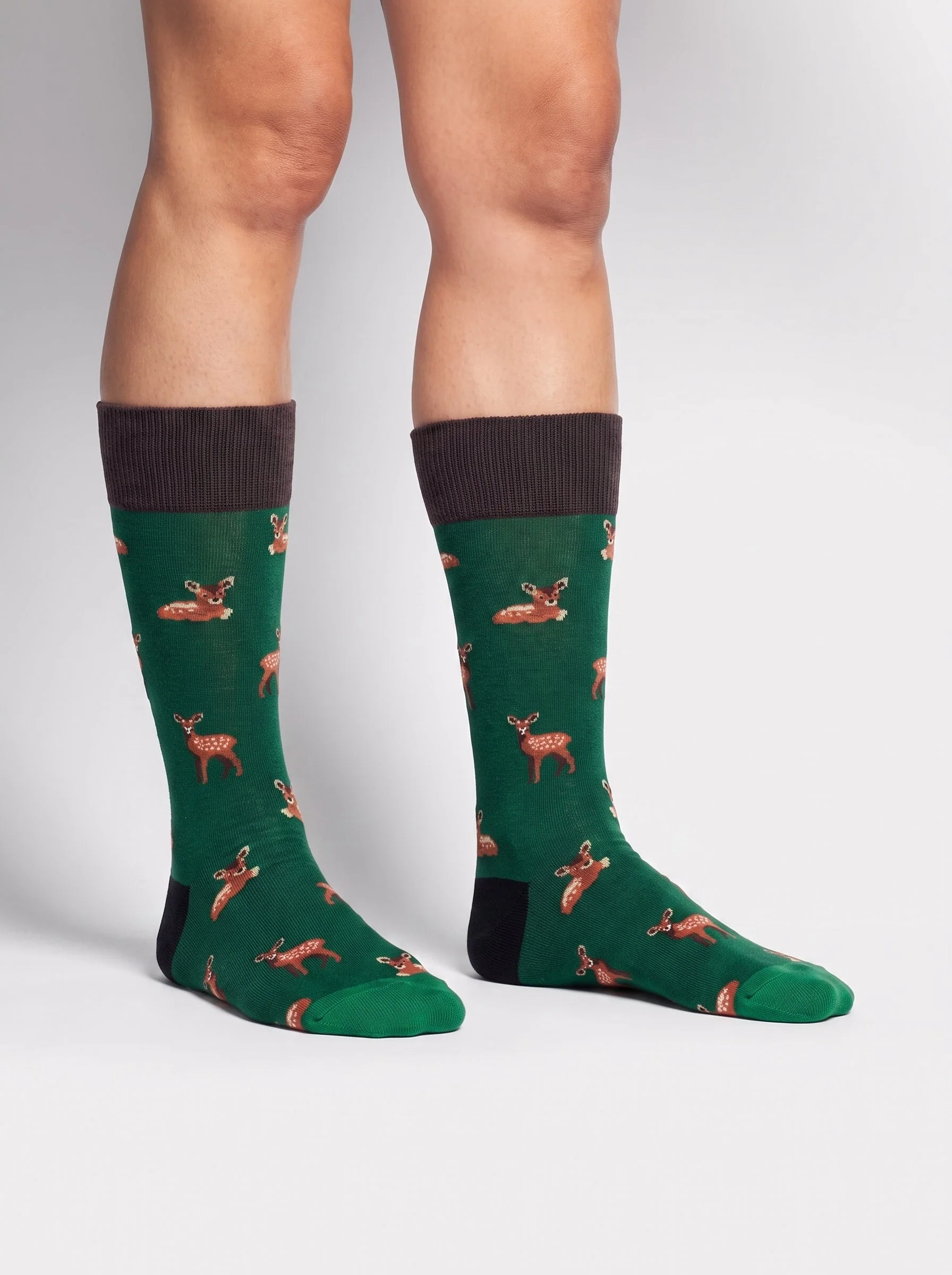 Dunkelgrüne Little Bambi Socken von DillySocks aus Bio-Baumwolle mit buntem Rehkitz-Muster, Komfortbund und wadenhohem Schnitt.