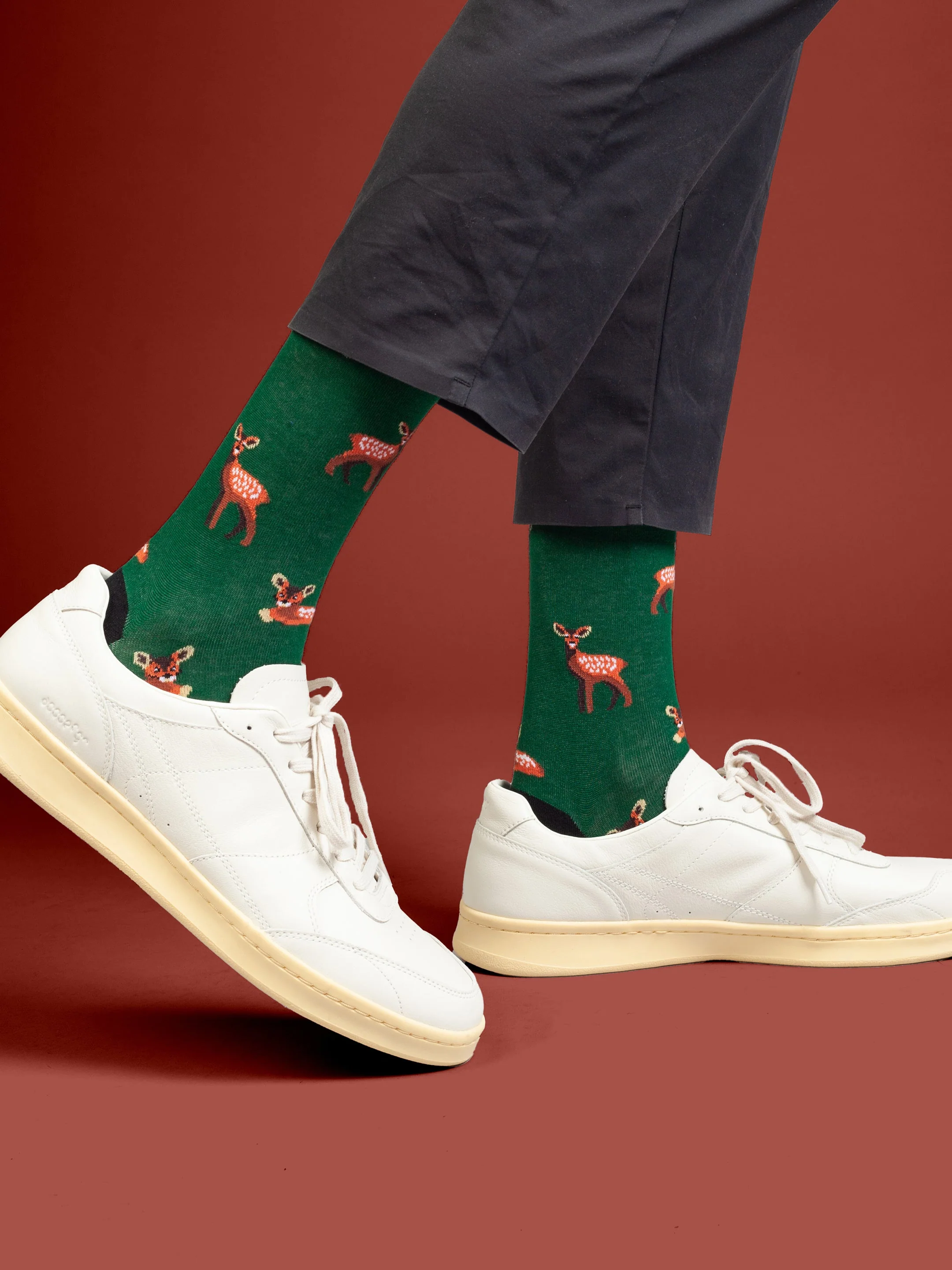 Dunkelgrüne Little Bambi Socken von DillySocks aus Bio-Baumwolle mit buntem Rehkitz-Muster, Komfortbund und wadenhohem Schnitt.