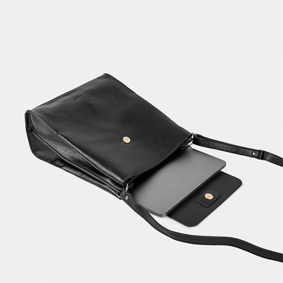 Schwarzer Lederrucksack ALEX von Ann KURZ passend für Laptop