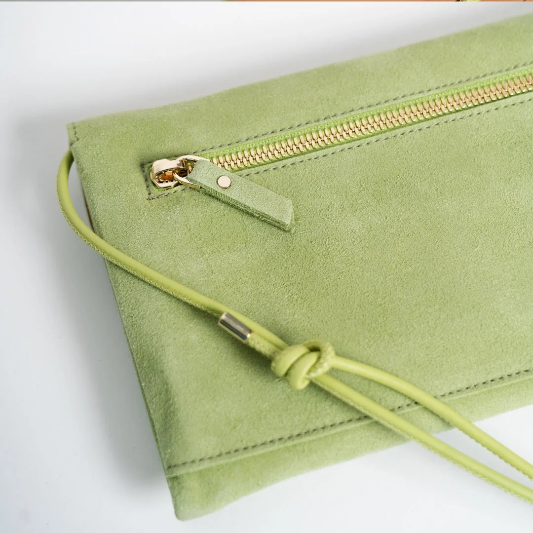 Cute Clutch Umhängetasche aus recycled Suede in der Farbe Pistachio von ANN KURZ