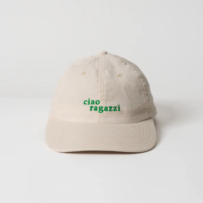cremefarbene Cord-Cap von Arrel mit grüner Stickerei "Ciao Ragazzi"