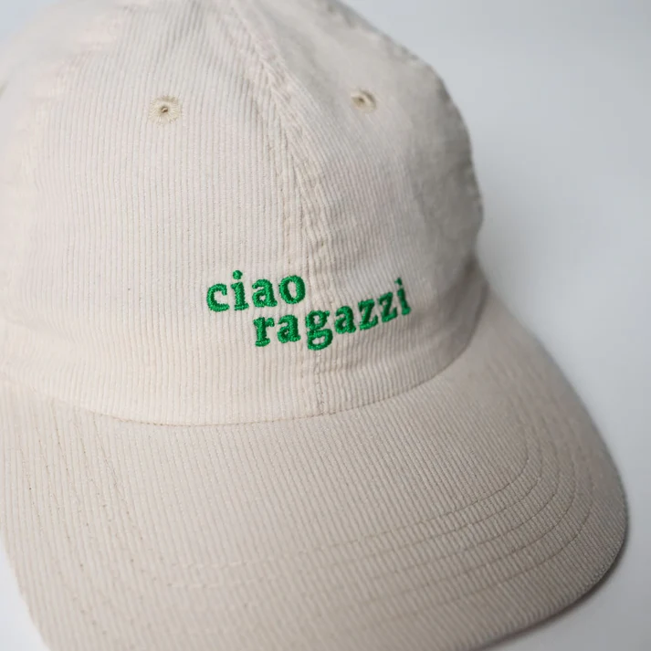 cremefarbene Cord-Cap von Arrel mit grüner Stickerei "Ciao Ragazzi"