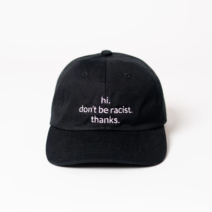 schwarze CAp von arrel aus Bio-Baumwolle mit Schriftzug Stickerei "Hi, don't be racist. Thanky."