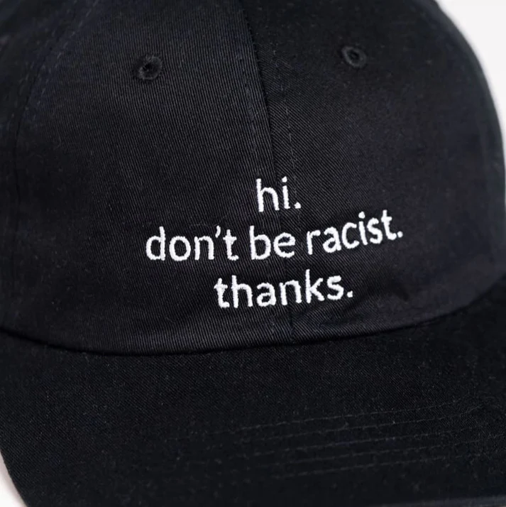 schwarze CAp von arrel aus Bio-Baumwolle mit Schriftzug Stickerei "Hi, don't be racist. Thanky."