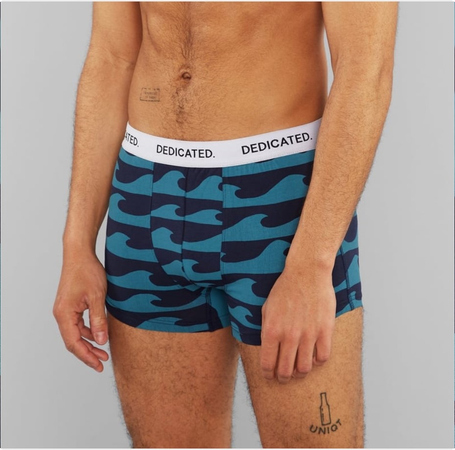 Nachhaltige Boxer Briefs Kalix Waves Navy Black Iris aus Bio-Baumwolle mit Wellenmuster von Dedicated Brand