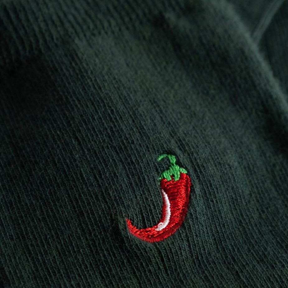 Nachhaltige Rib Socks Knivsta Chili Dark Green Pine Grove aus Bio-Baumwolle mit Rippstrick von Dedicated Brand