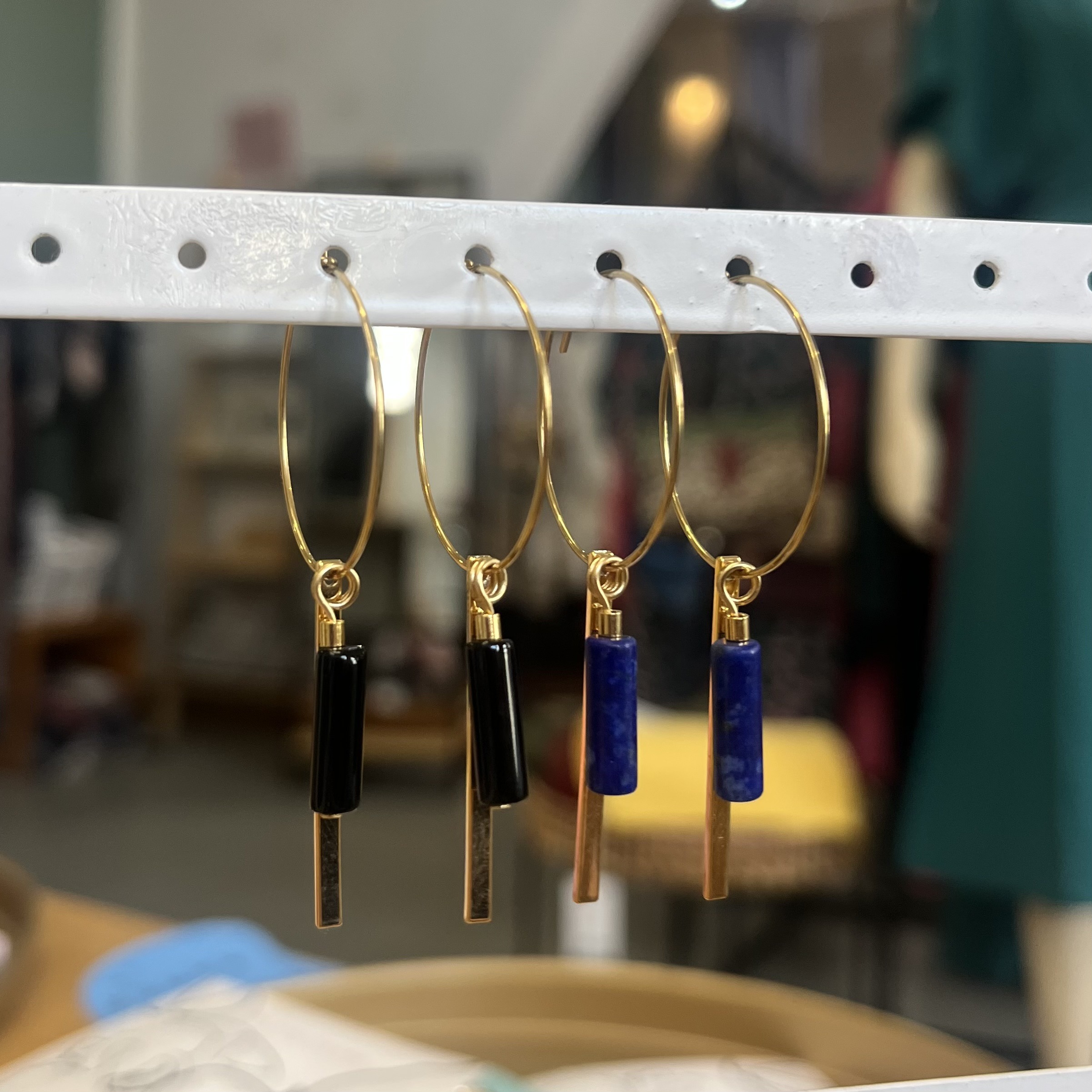 Vergoldete Ohrringe mit Lapislazuli oder Jaspis von Vagabund Objects