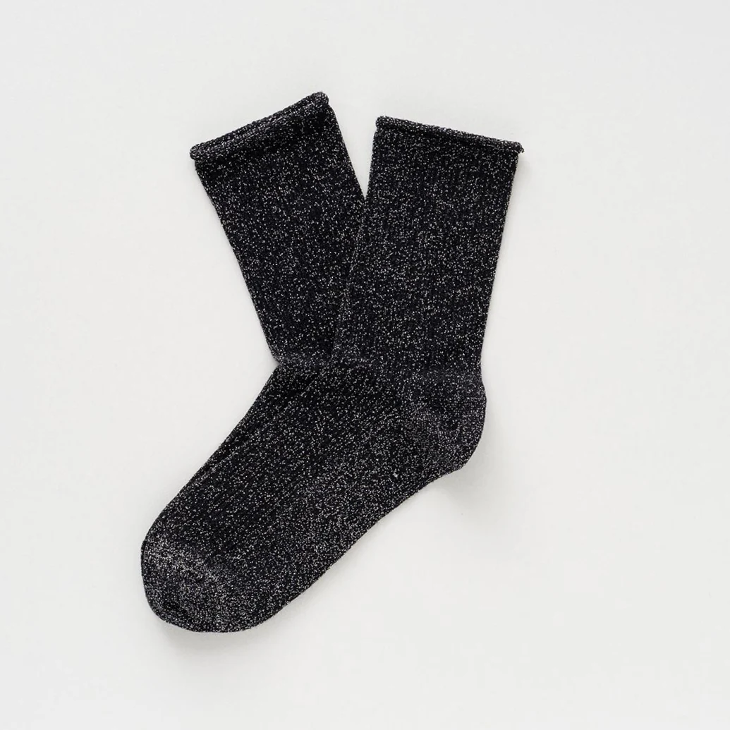 Schwarze KLUE Glitzersocken aus Lyocell mit feinem Metallic-Schimmer und umgeschlagenem Abschluss in Größe 36–40.