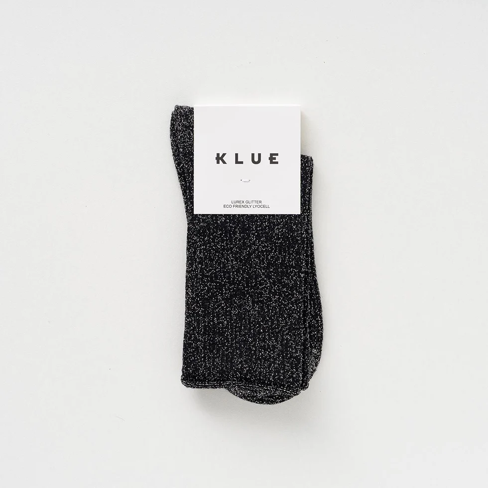 Schwarze KLUE Glitzersocken aus Lyocell mit feinem Metallic-Schimmer und umgeschlagenem Abschluss in Größe 36–40.
