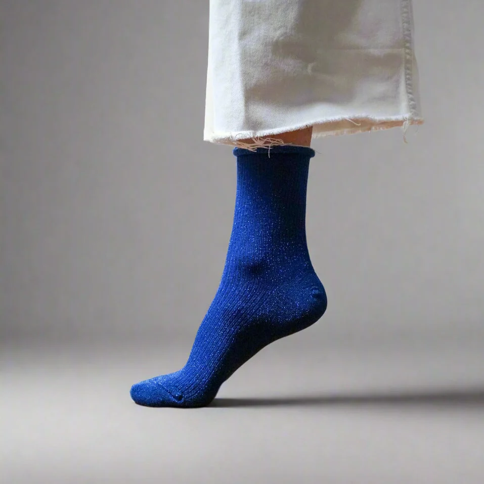 Leuchtend blaue KLUE Glitzersocken Electric Blue aus Lyocell mit feinem Metallic-Schimmer und umgeschlagenem Abschluss.