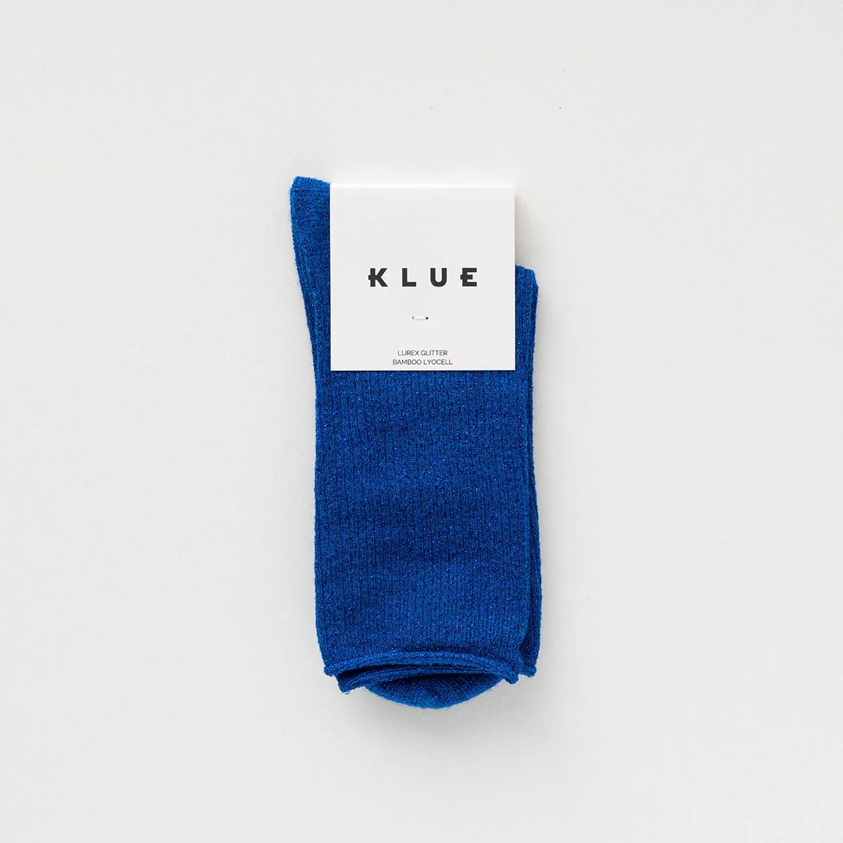 Leuchtend blaue KLUE Glitzersocken Electric Blue aus Lyocell mit feinem Metallic-Schimmer und umgeschlagenem Abschluss.