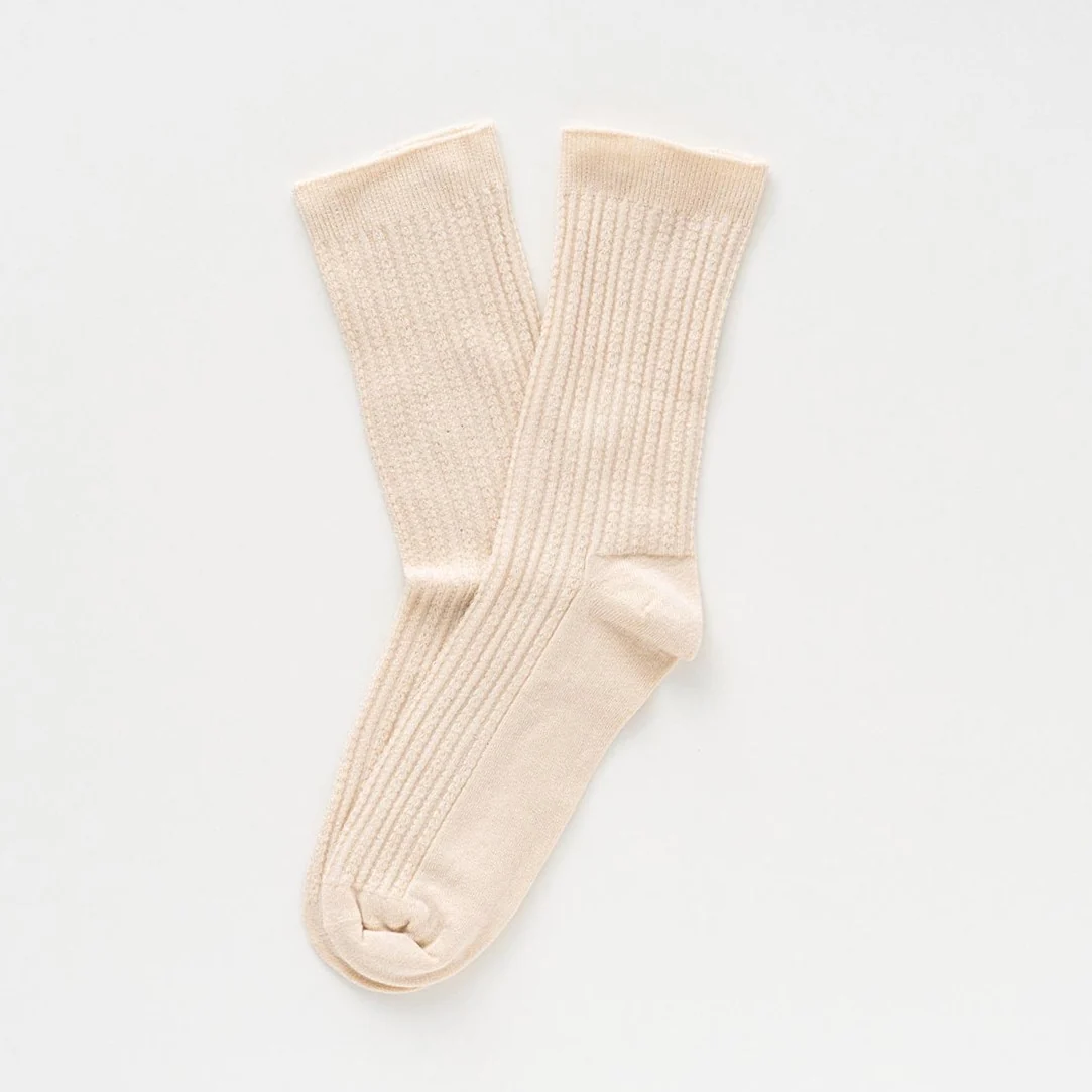 Beige KLUE Pointelle Socken aus TENCEL™ Modal mit feinem Rippstrick und zartem durchbrochenem Lochmuster in Größe 36–40.