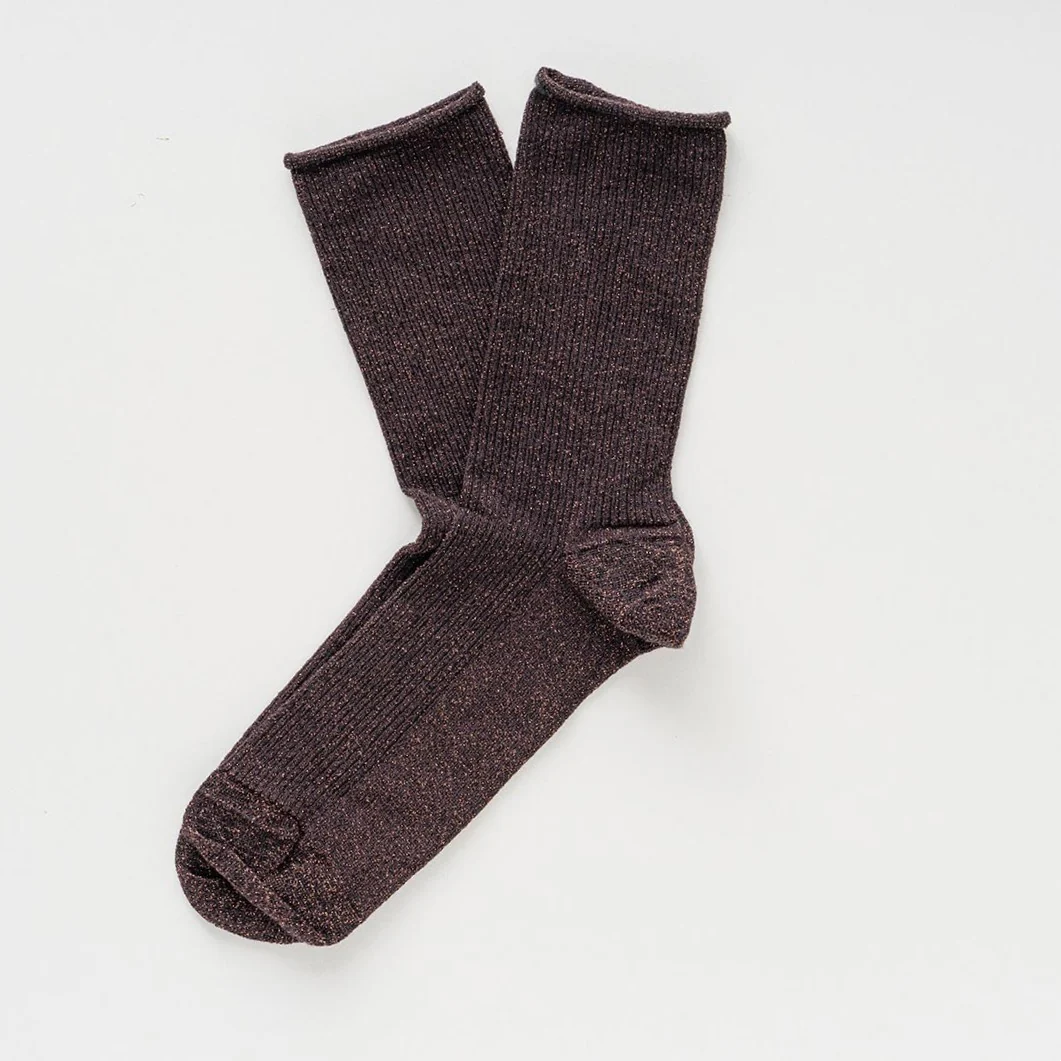 Dunkelbraune KLUE Glitzersocken Chocolate aus Lyocell mit feinem Metallic-Schimmer und umgeschlagenem Abschluss in Größe 36–40.