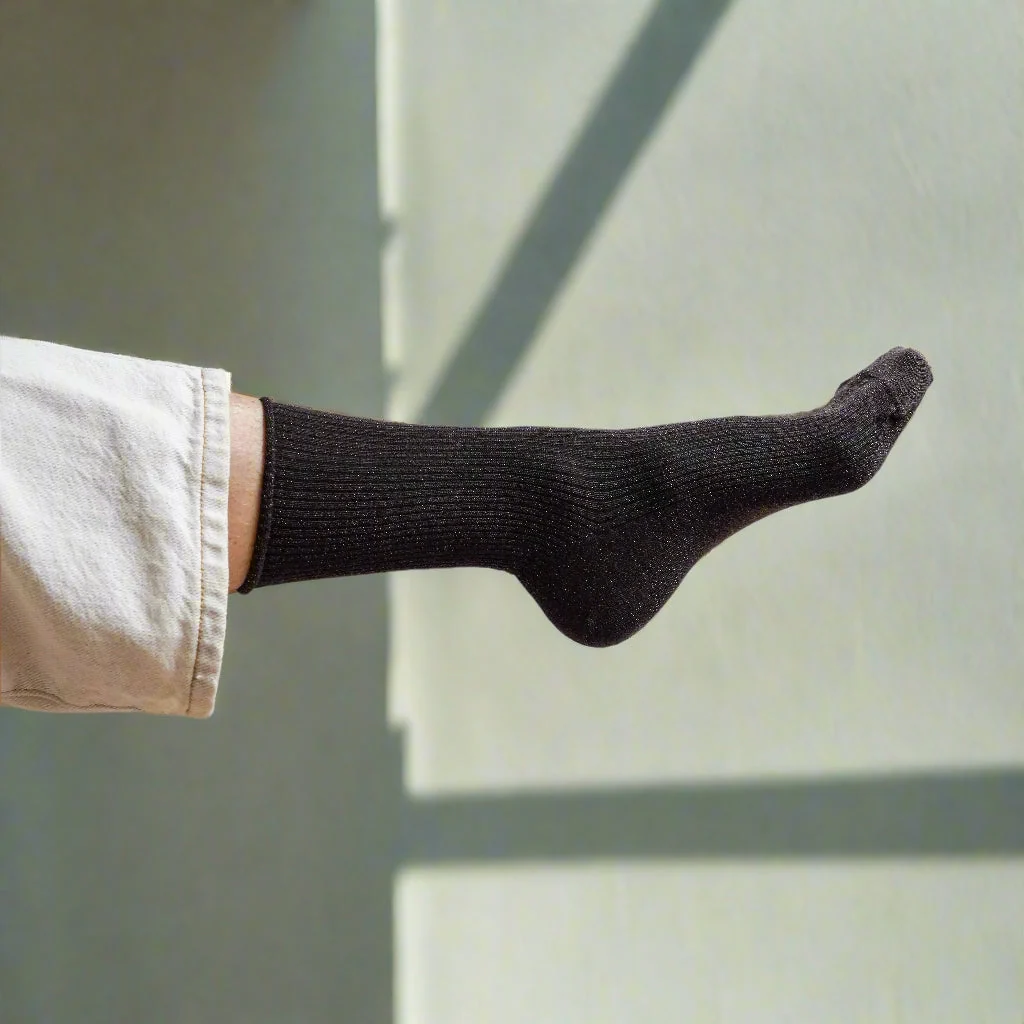 Dunkelbraune KLUE Glitzersocken Chocolate aus Lyocell mit feinem Metallic-Schimmer und umgeschlagenem Abschluss in Größe 36–40.