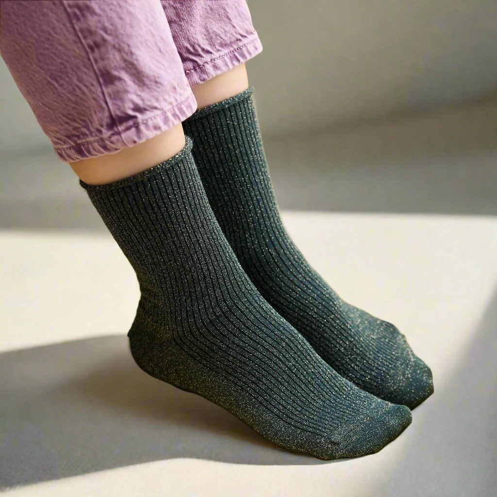 Grüne KLUE Glitzersocken aus Lyocell mit feinem Metallic-Schimmer und umgeschlagenem Abschluss in Größe 36–40.