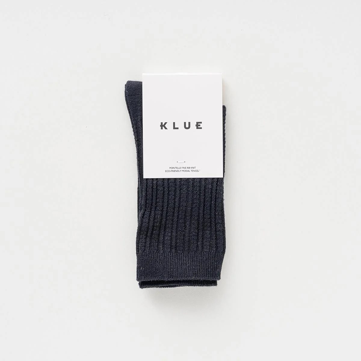Schwarze KLUE Pointelle Socken aus TENCEL™ Modal mit feinem Rippstrick und filigranem Lochmuster in Größe 36–40.