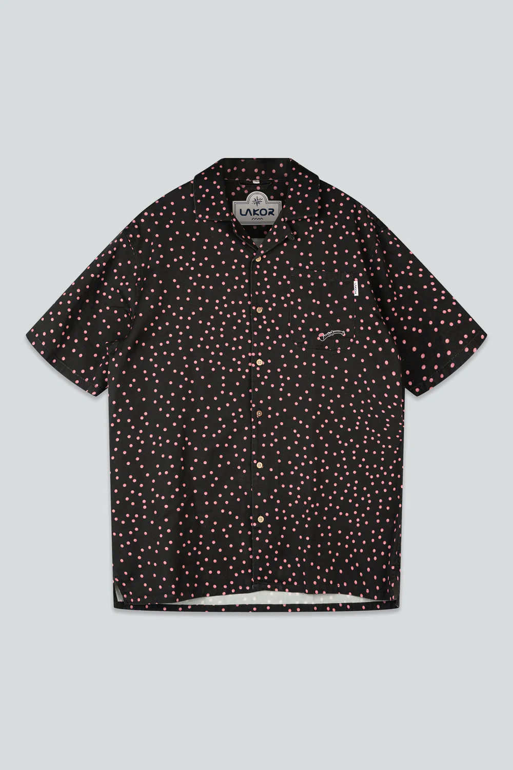 Lakor Sprinkle Lakridspibe Kurzarmhemd moonless night mit buntem Lakritz-Print und Lakritz-Pfeiffen Stickerei auf der Tasche aus Lyocell und Bio-Baumwolle