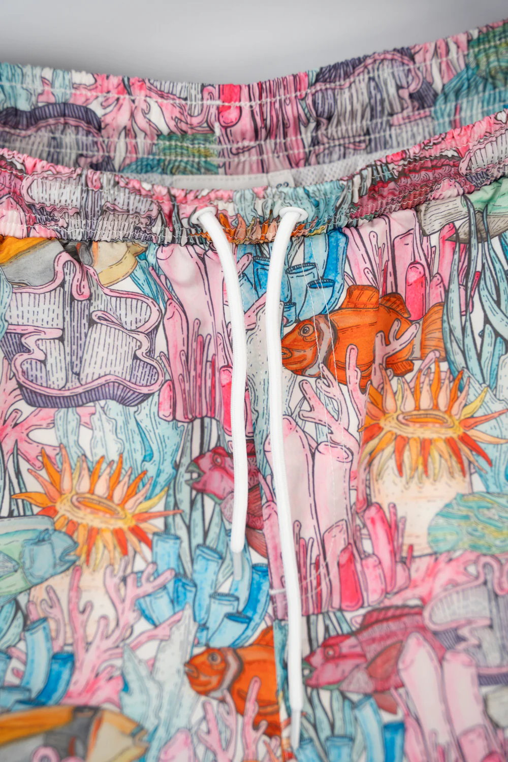 Lakor Underwater Garden Swim Shorts multicolor mit farbigem Unterwasser-Print aus recyceltem Polyester