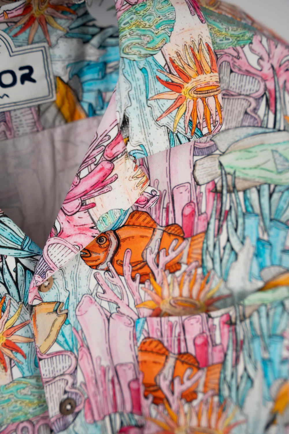 Kurzarmhemd Underwater Garden von Lakor mit all-over Print aus Bio-Baumwolle und Lyocell - Detail