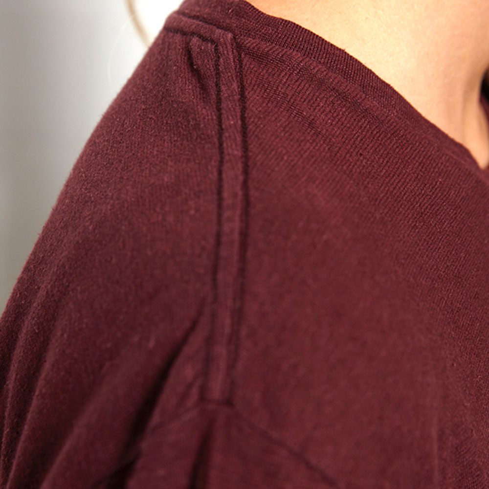 Pullover "Marsh" aus Hanf - weiches Sweatshirt in einem Pflaume-Ton für Frauen und Männer - Detailansicht Schulternaht