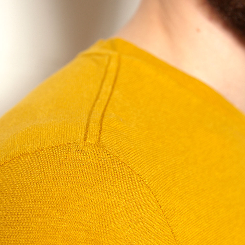 Shirt REGGIE aus Hanf in Gelb von MA Hempwear - Detail Schulternaht