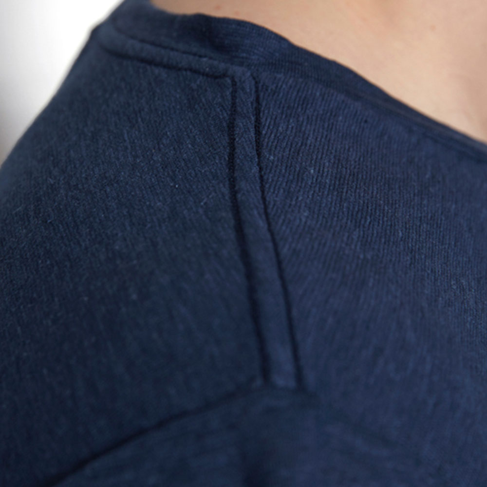 Shirt HOVITO aus Hanf mit Brusttasche in Dunkelblau von MA Hempwear - Deatil Schulternaht